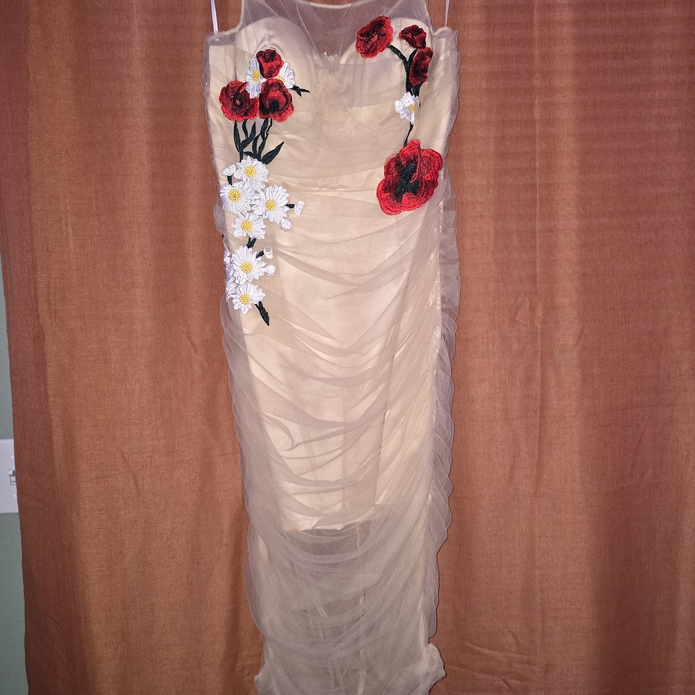 L'ATISTE Strapless Dress with Red and White Floral Embroidery